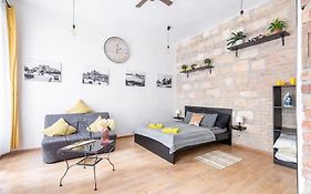 Vintage Style Cozy Downtown Apartment.